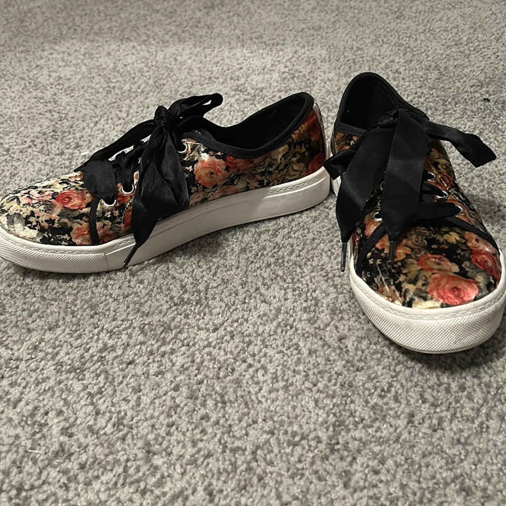 Dirty Laundry velvet sneakers with ribbon lace! 7.5